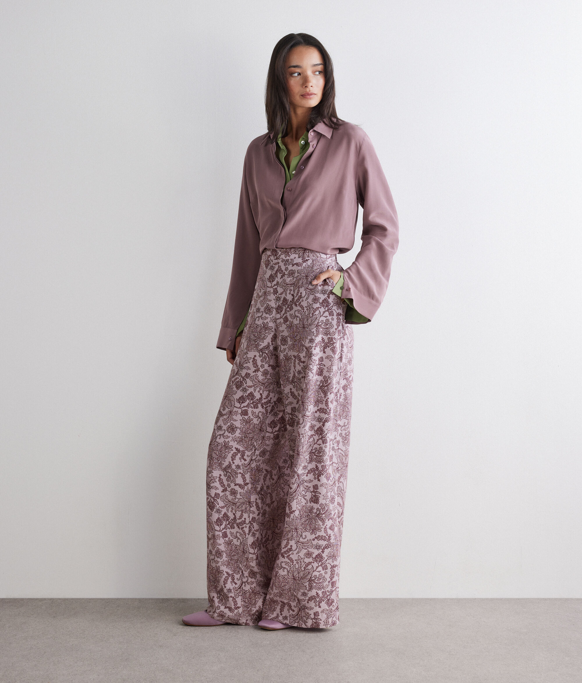 Pantalón amplio en seda estampada