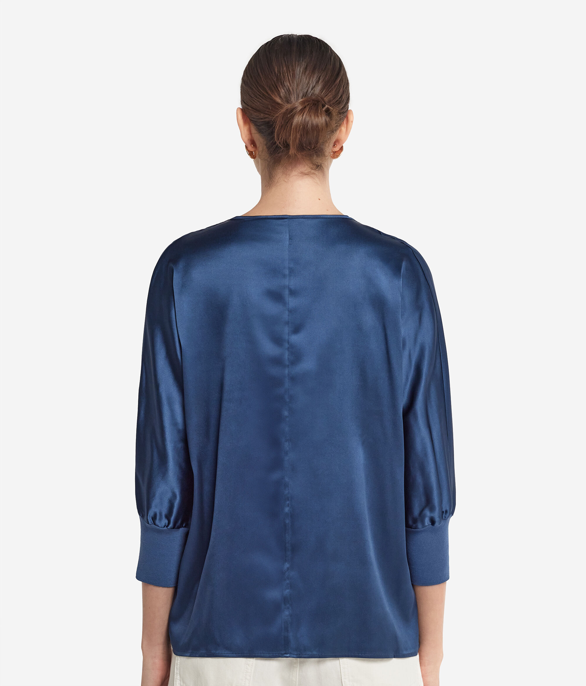 Svilena bluza s V-izrezom