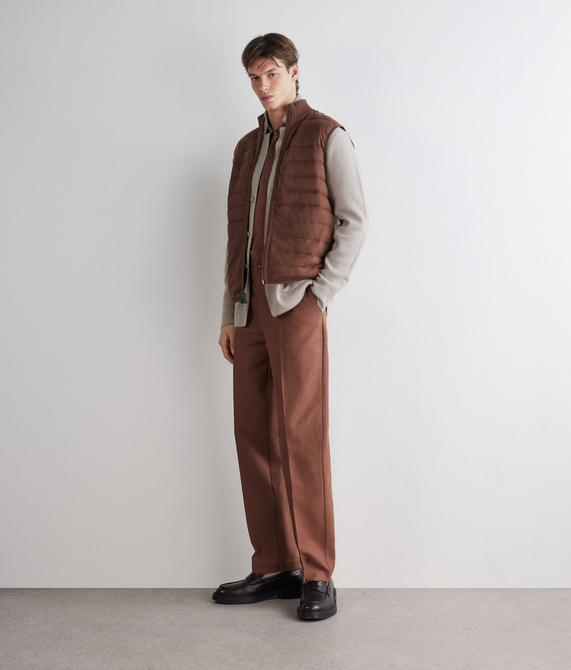 Reversible sleeveless down jacket with matte side