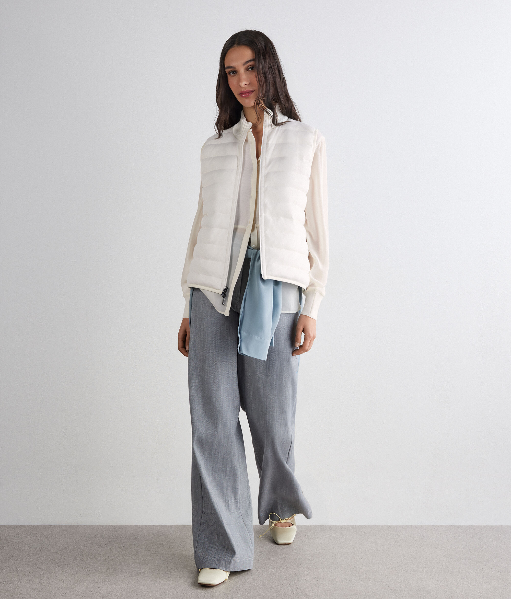 Reversible matte sleeveless down jacket