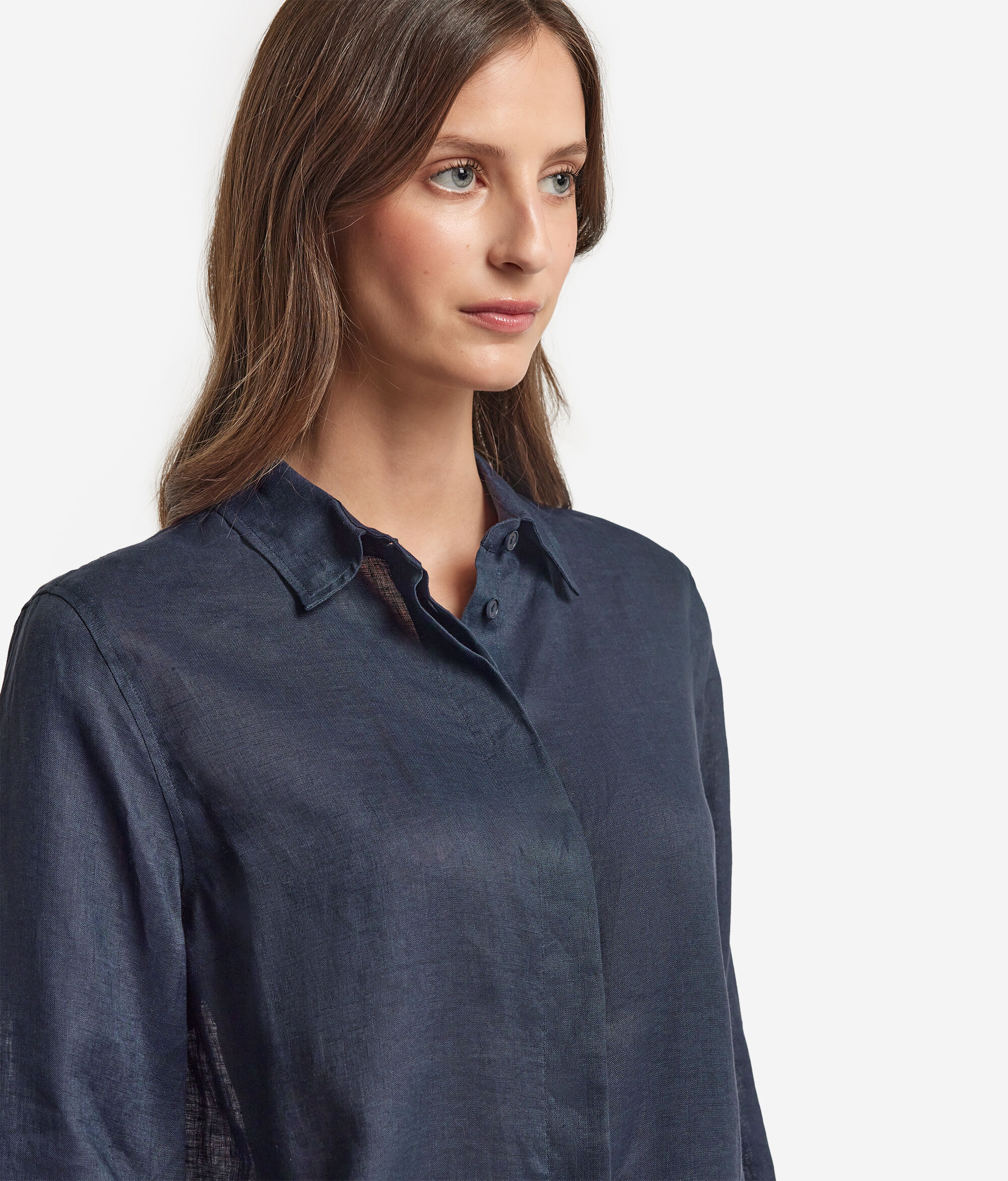 Langärmelige Hemdbluse aus Leinen