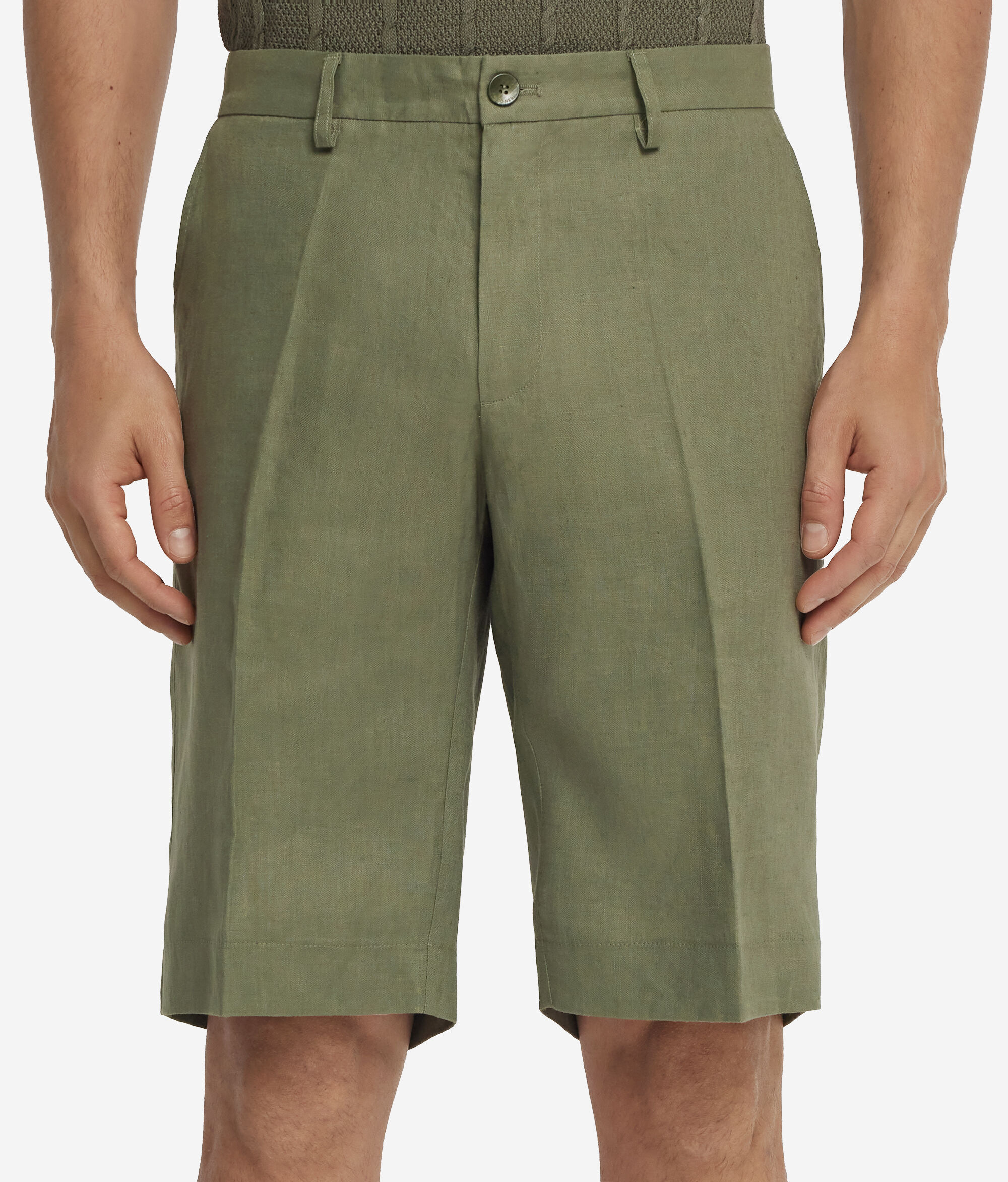 Short linen trousers