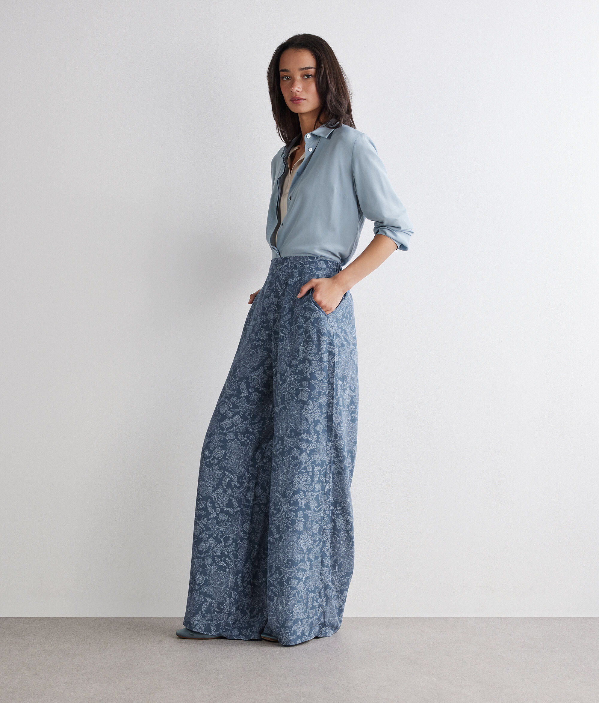 Pantalón amplio en seda estampada