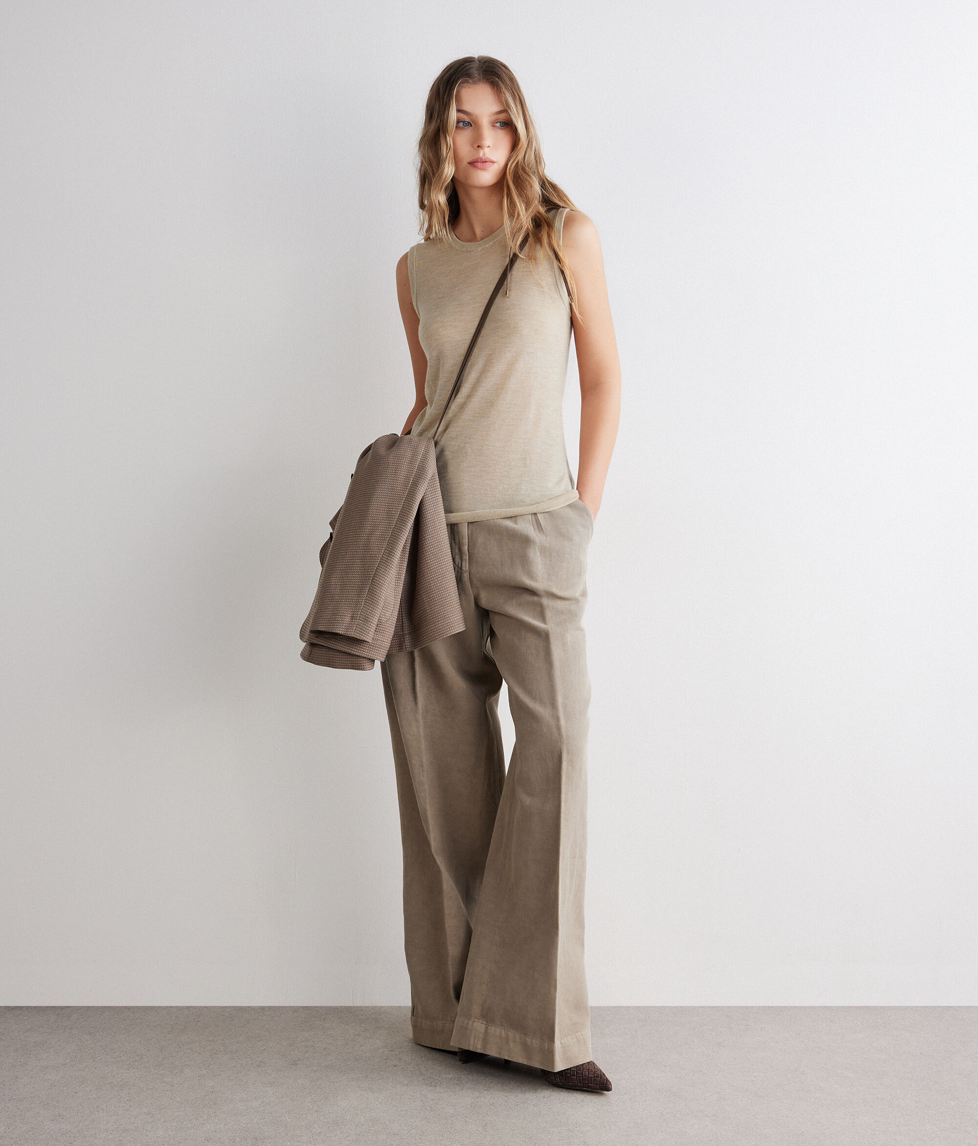 Βασικό αμάνικο τοπ από Airfine Cashmere