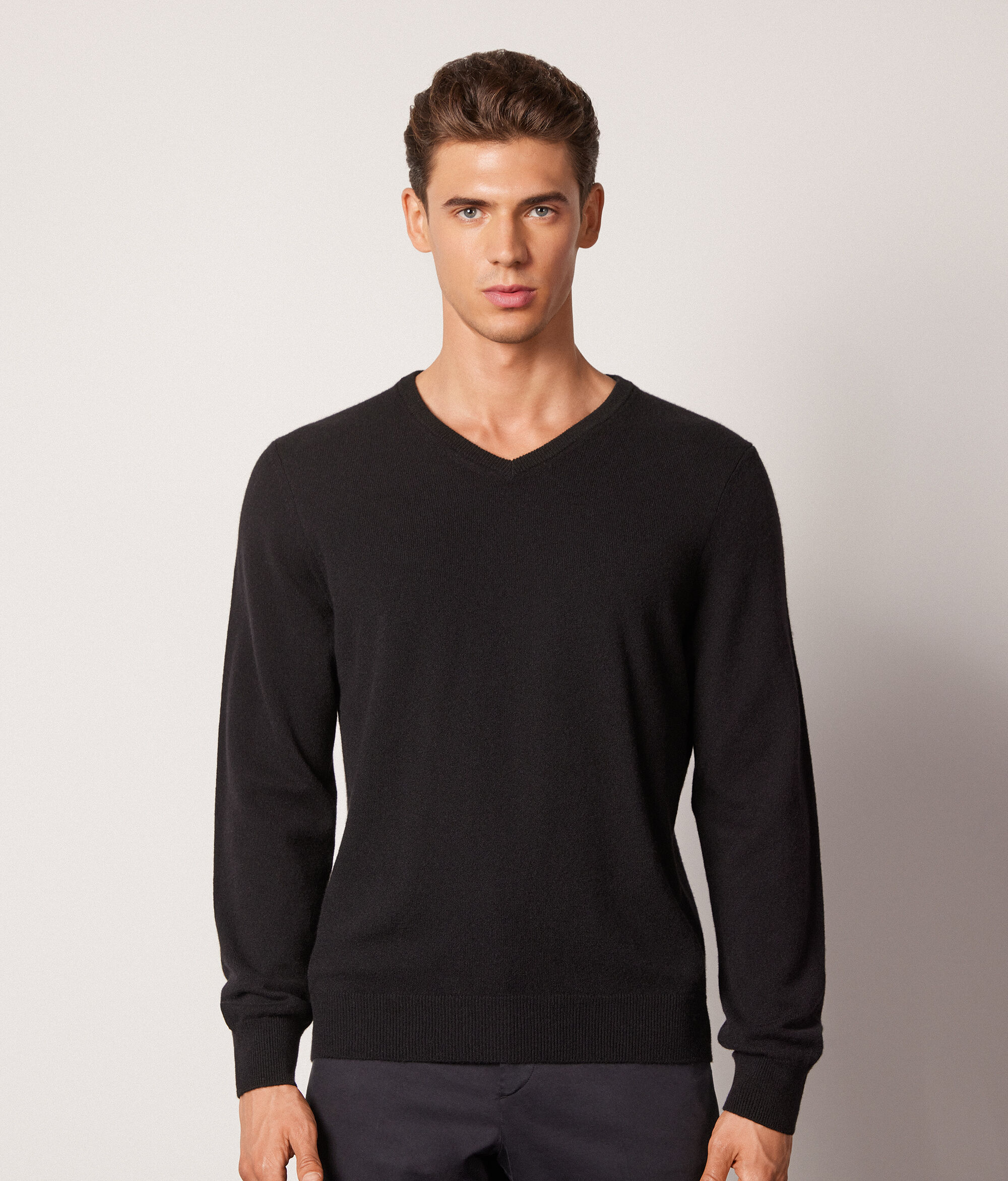 Jersey con cuello de pico de cashmere ultrasoft