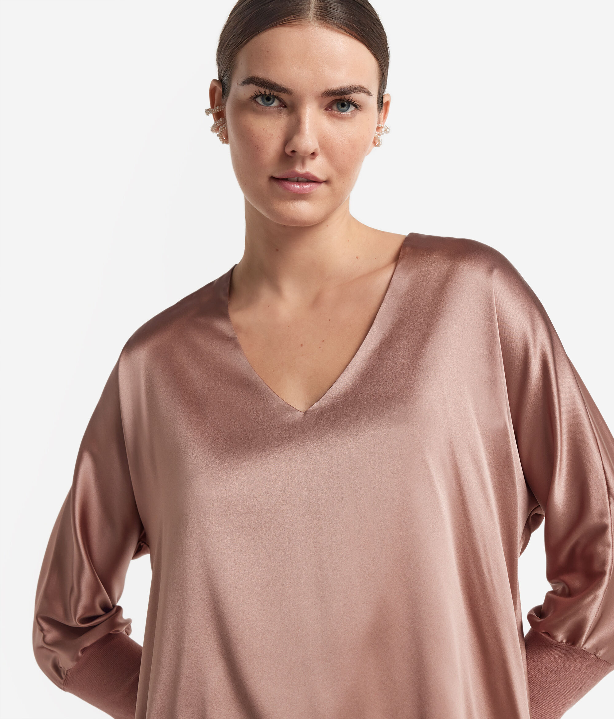 Svilena bluza s V-izrezom