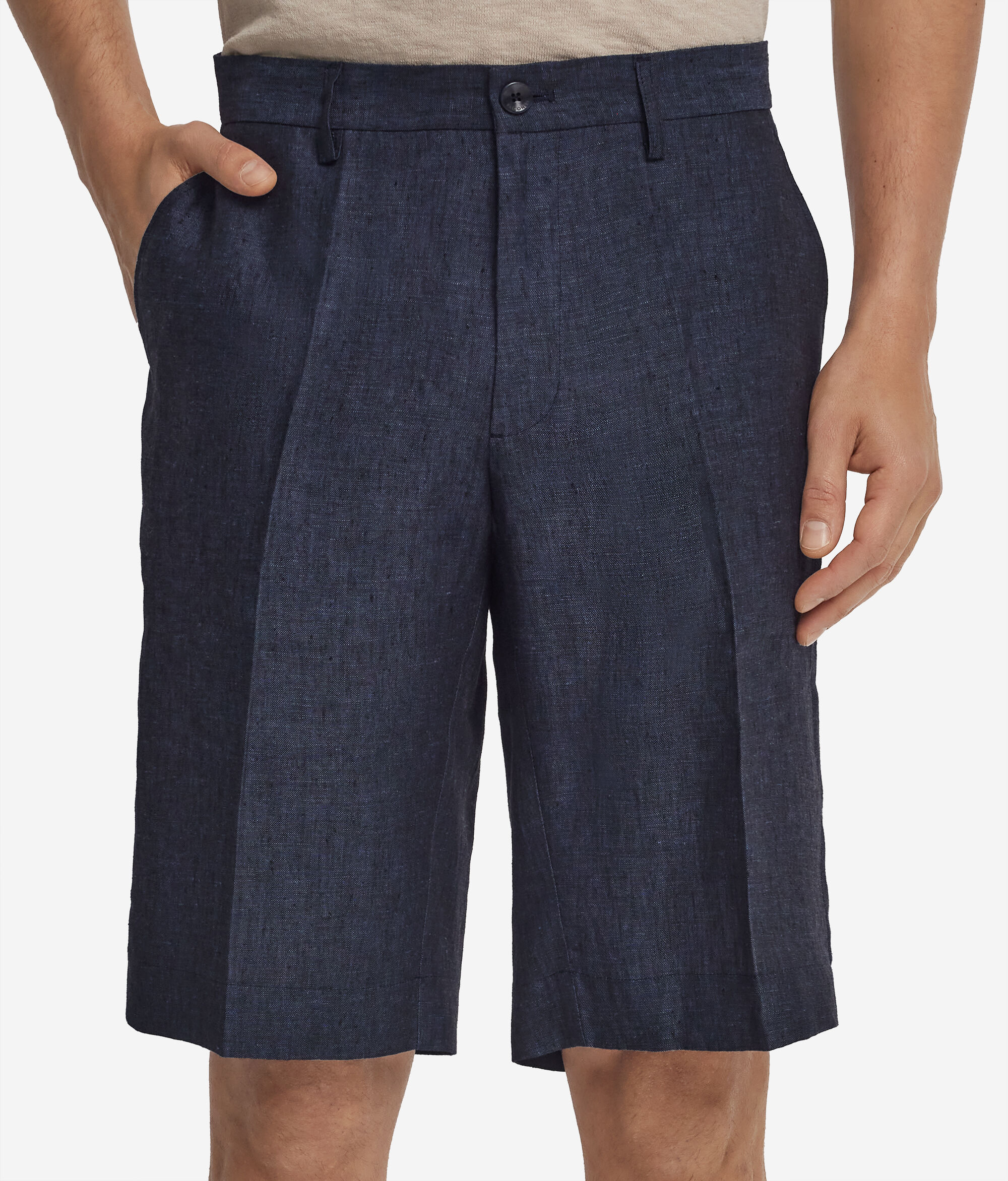 Short linen trousers