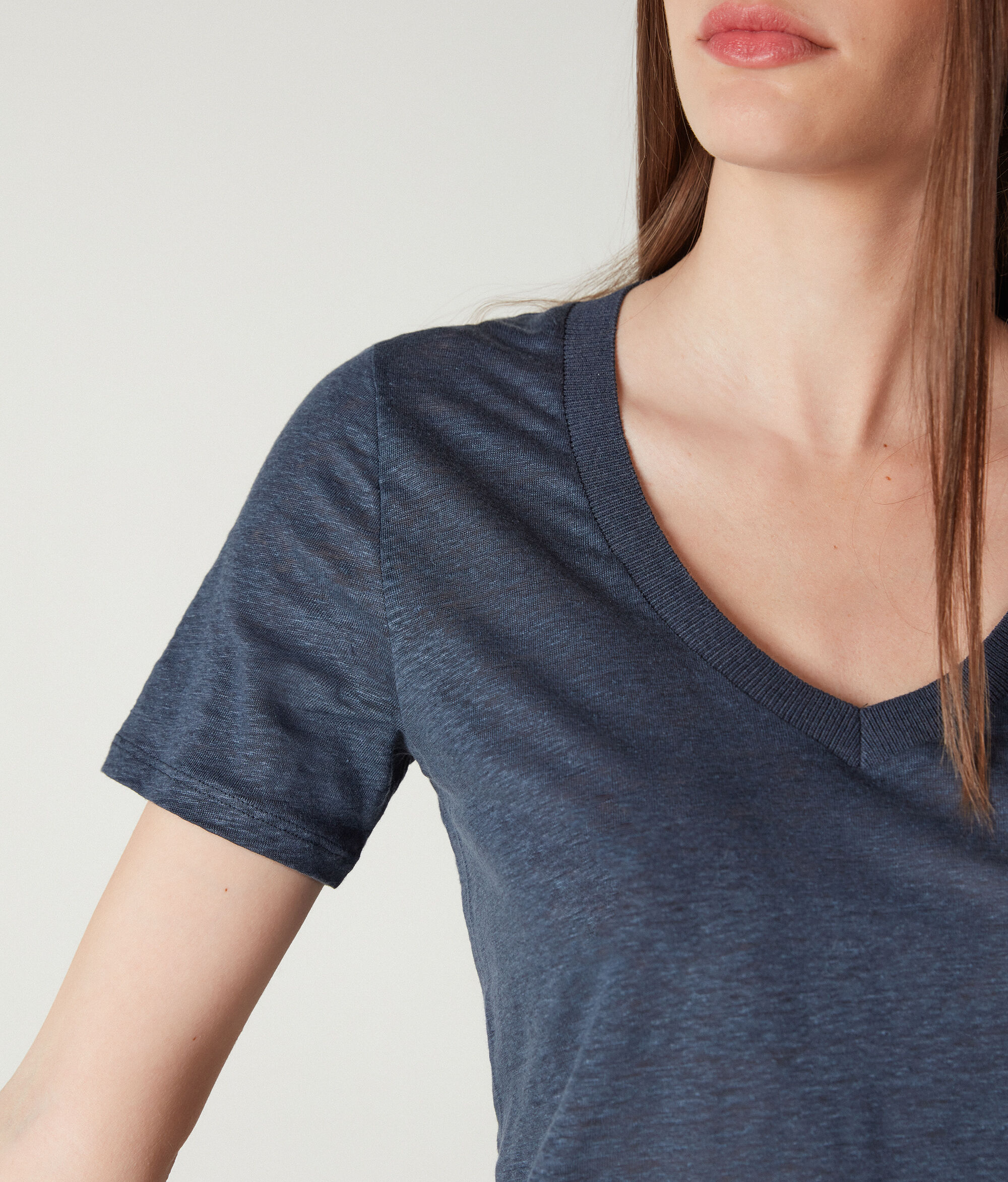 T-Shirt aus Leinen mit V-Ausschnitt und Stricksaum