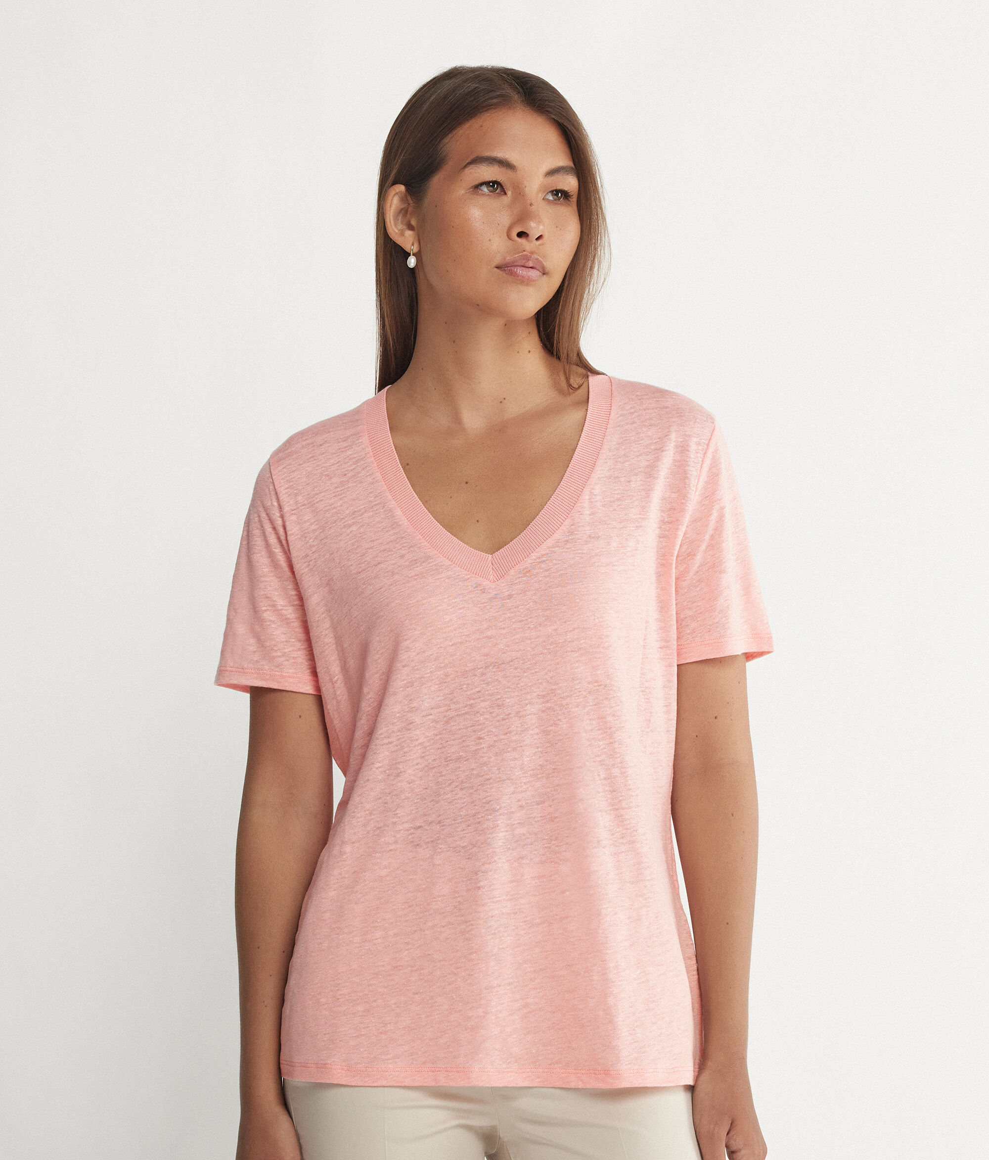 T-Shirt aus Leinen mit V-Ausschnitt und Stricksaum