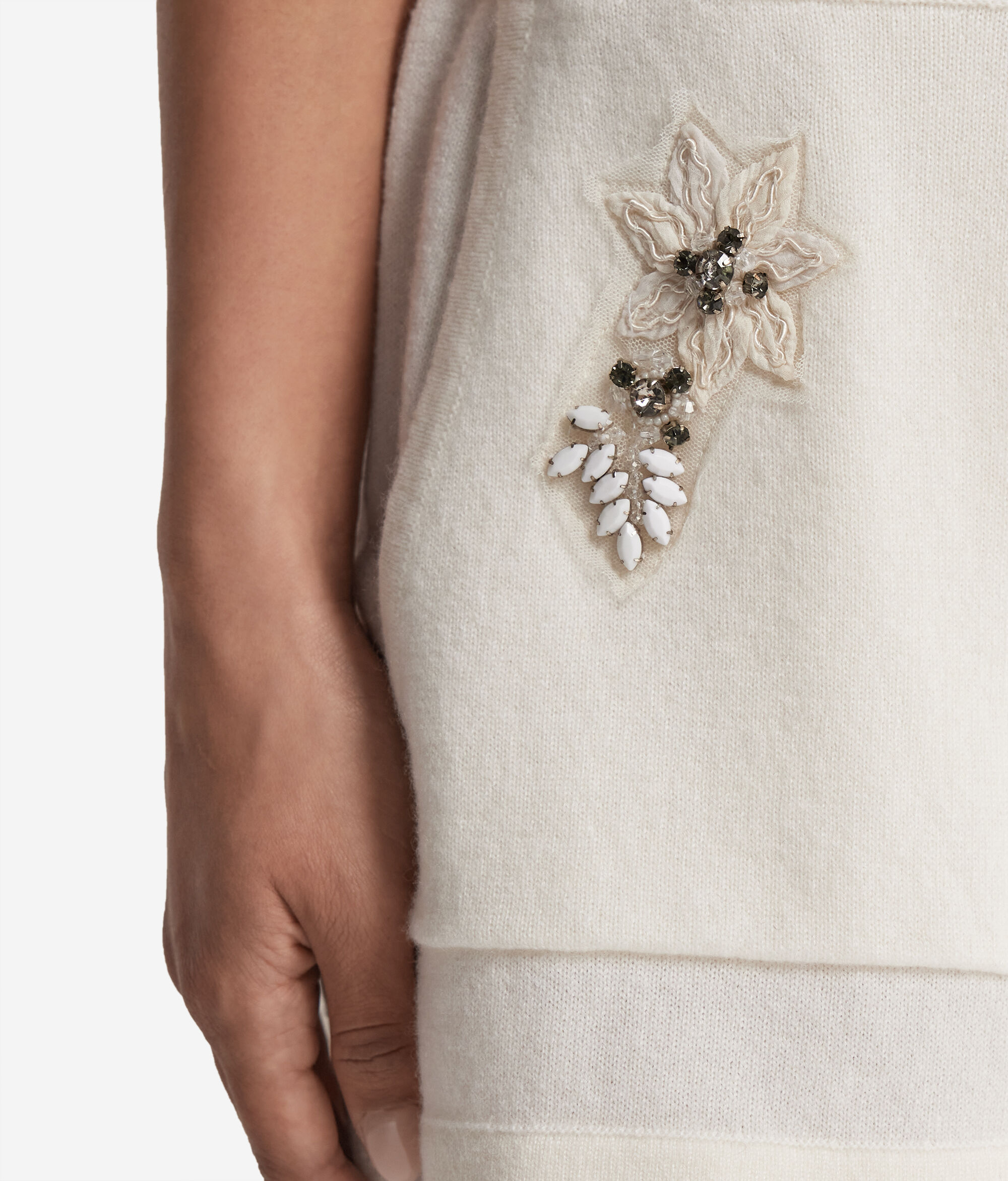 Short en cachemire à broderie florale