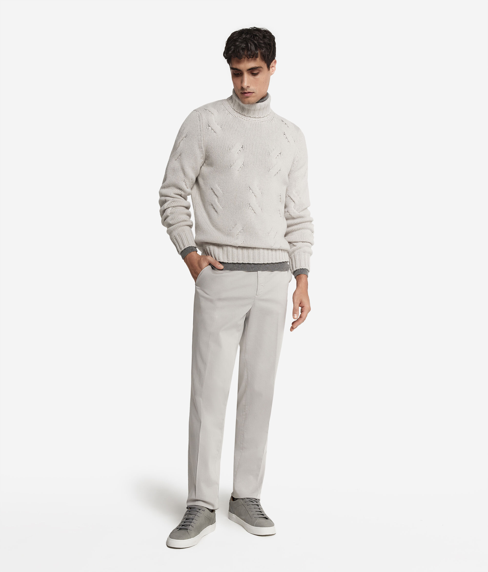 Pull avec col roulé et motif à torsades en cachemire