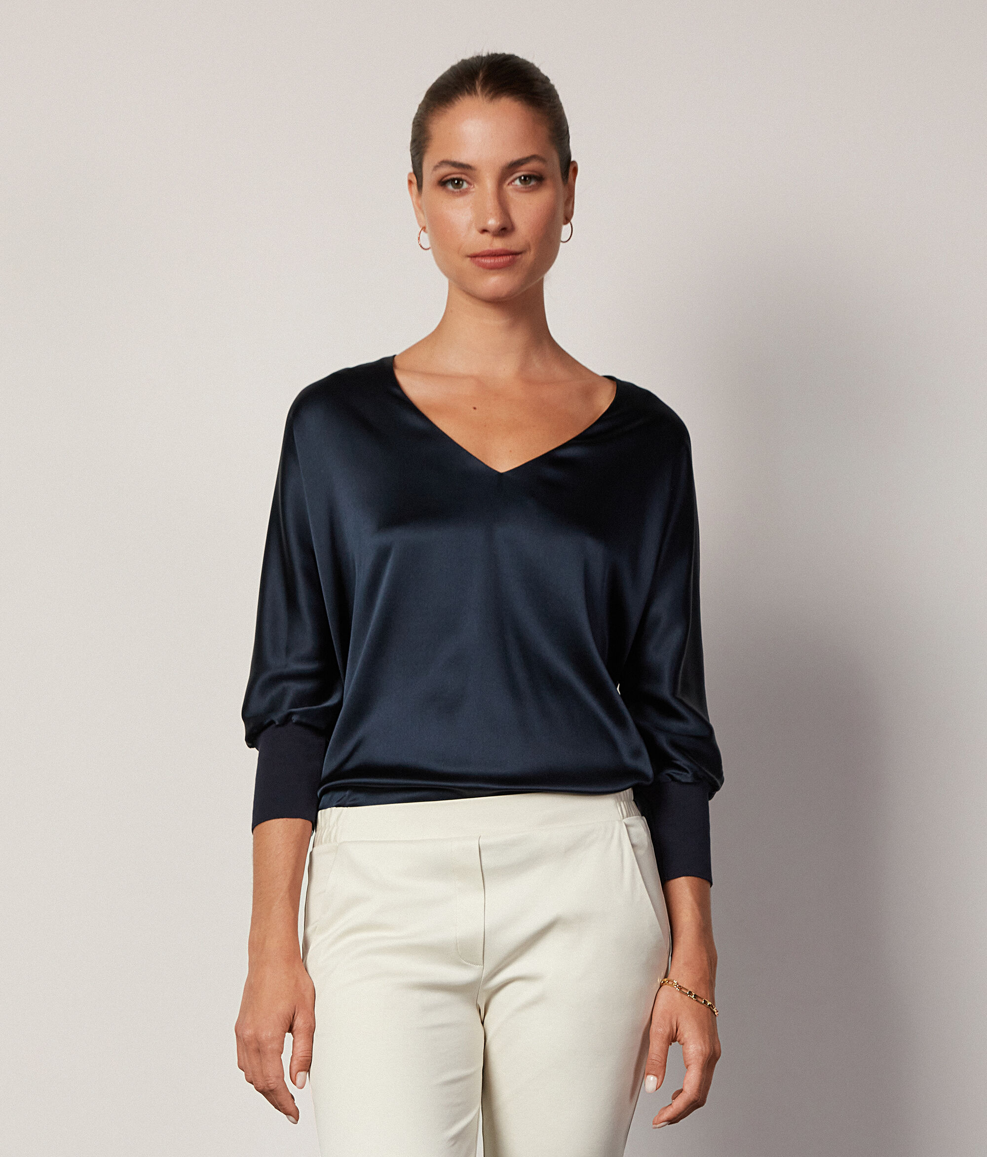 Svilena bluza s V-izrezom