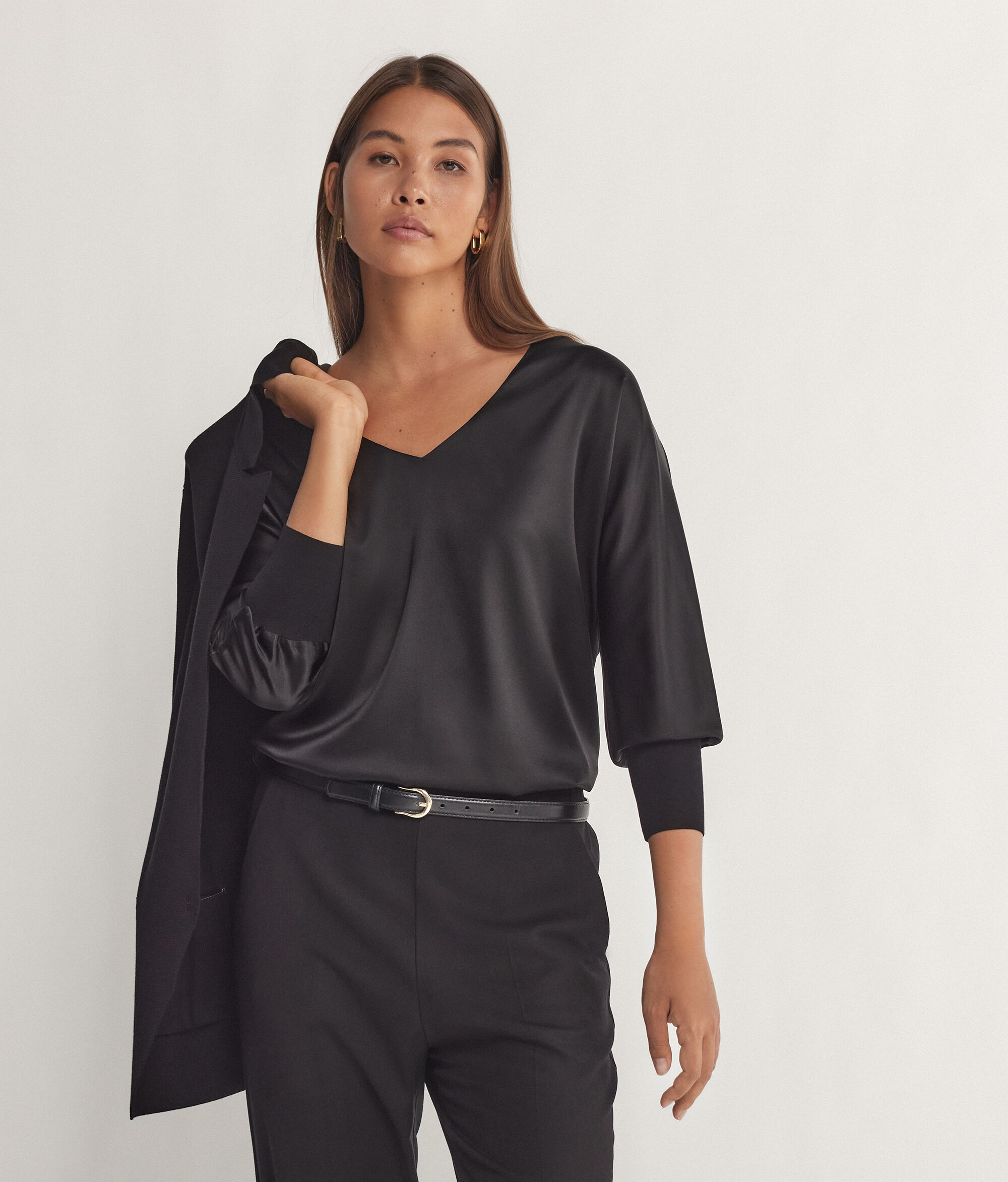 Svilena bluza s V-izrezom