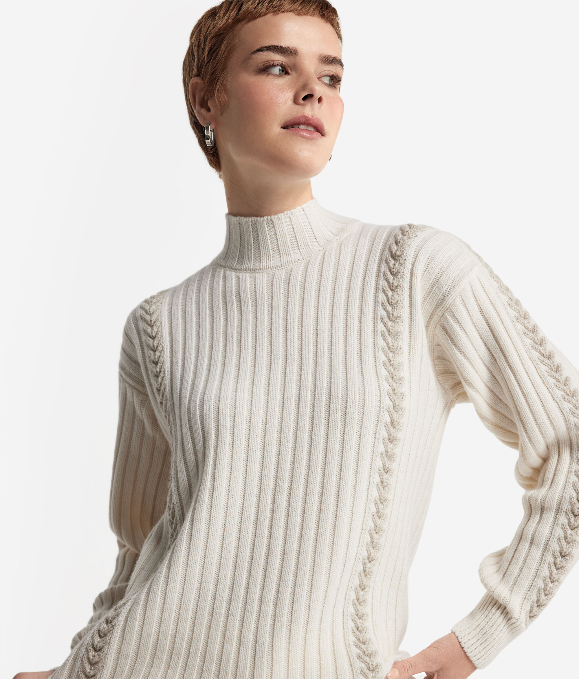 Stehkragenpullover mit Stickerei und Rippenmotiv aus Kaschmir Ultrasoft