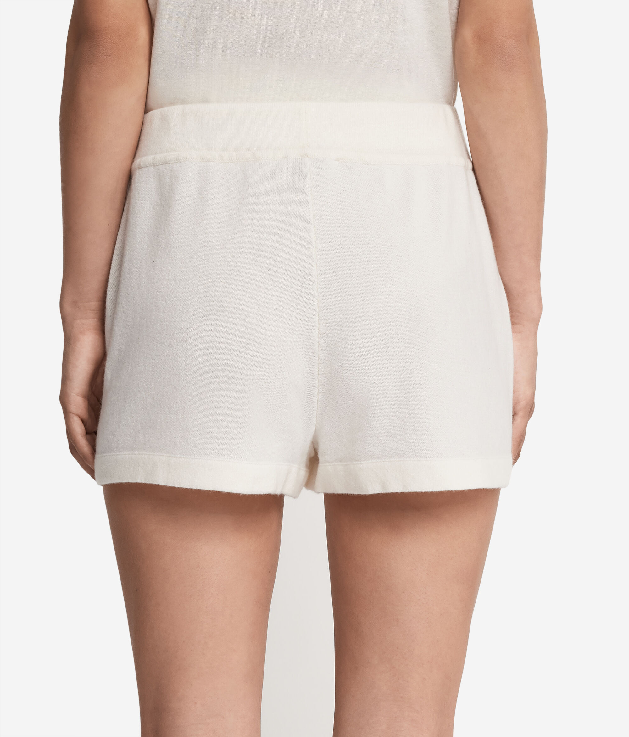 Short en cachemire à broderie florale