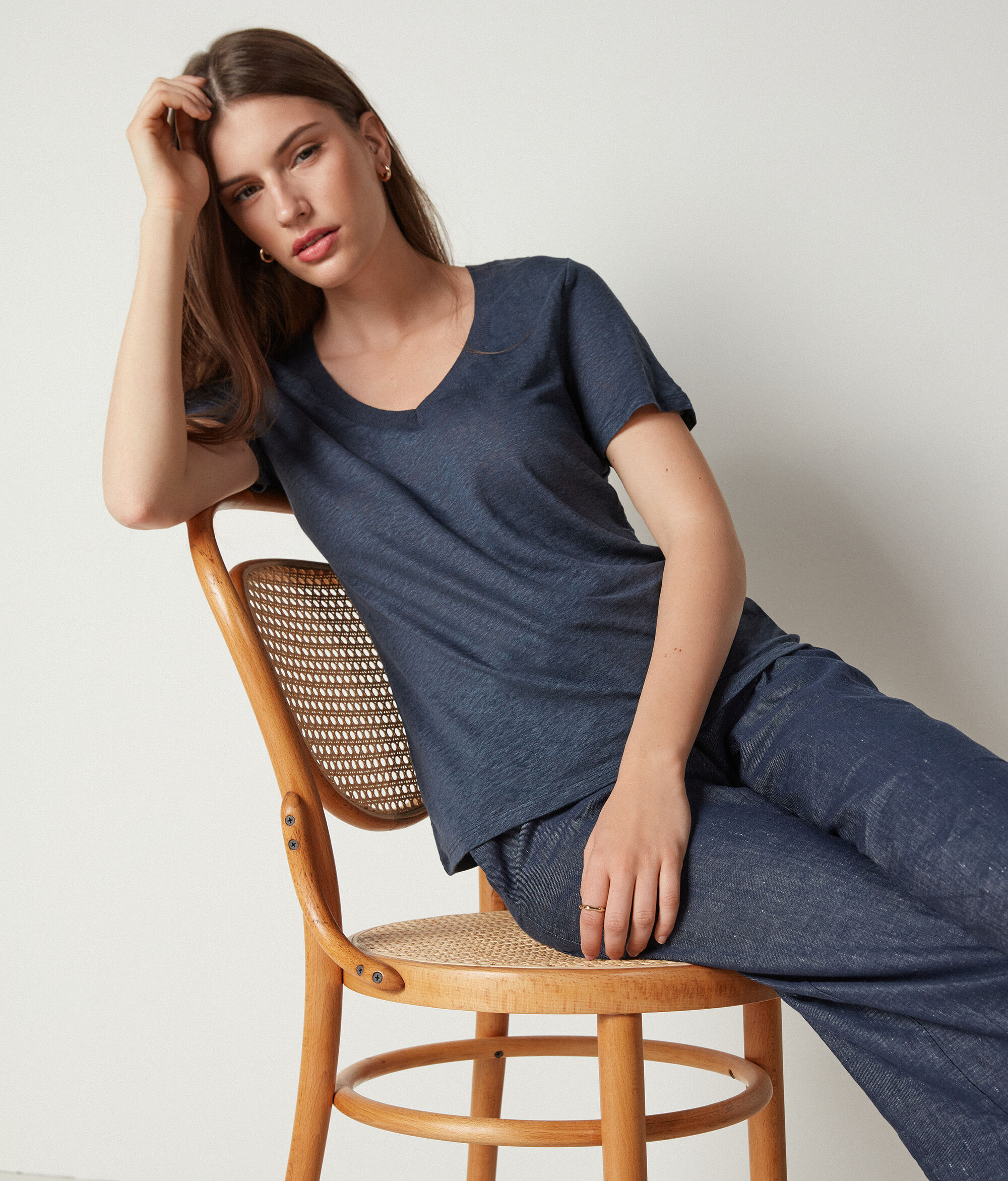 T-Shirt aus Leinen mit V-Ausschnitt und Stricksaum