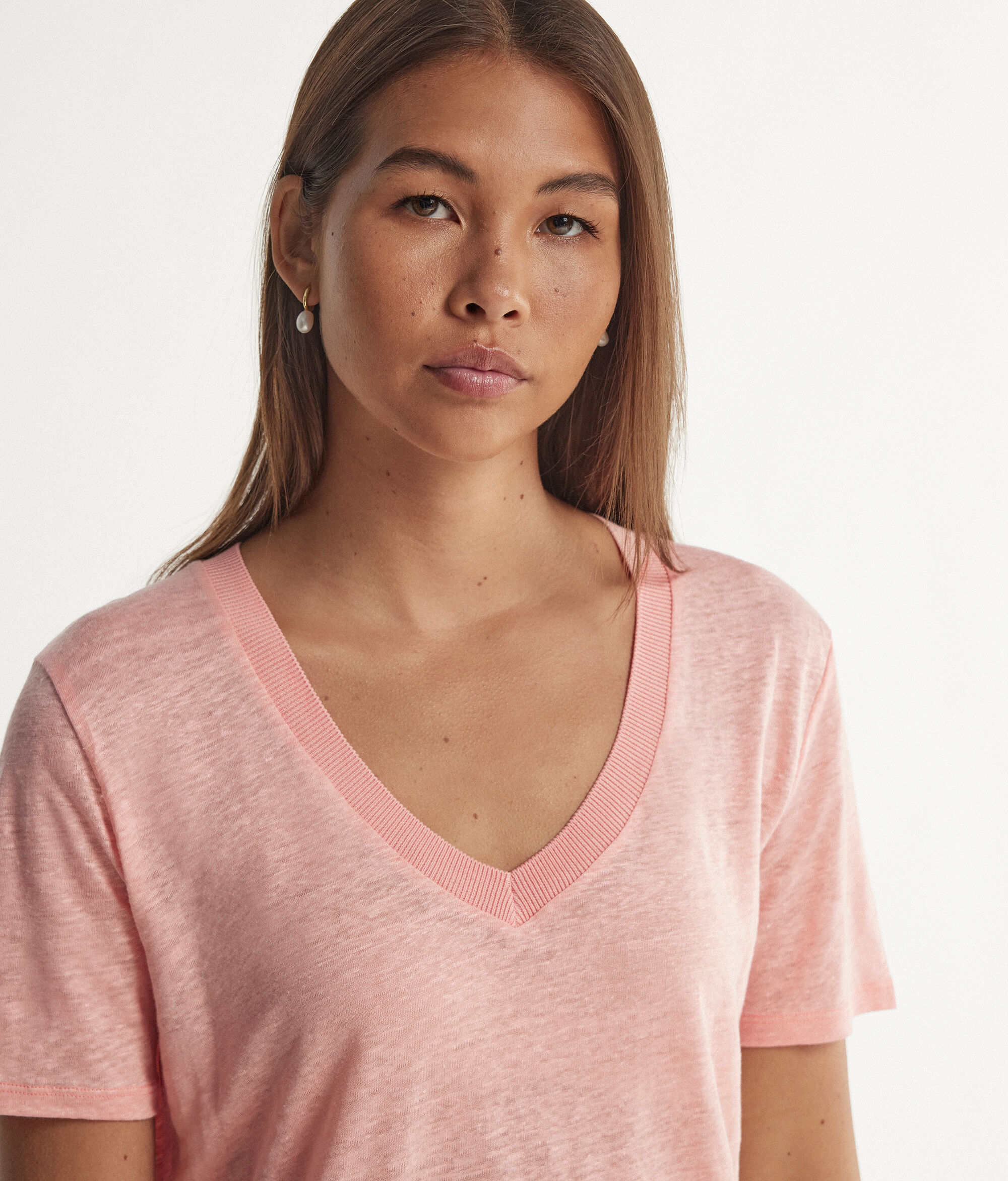 T-Shirt aus Leinen mit V-Ausschnitt und Stricksaum
