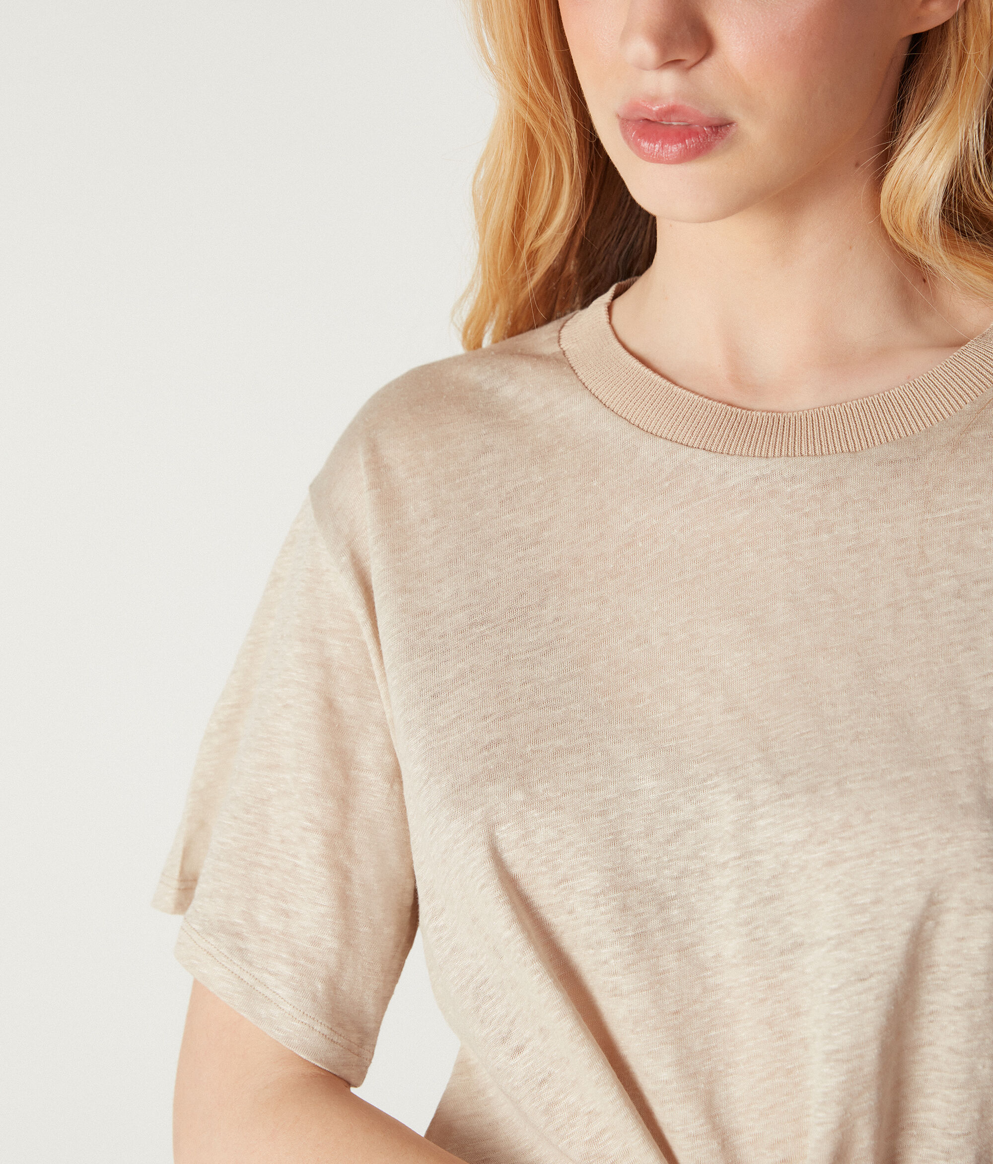 T-Shirt mit Rundhalsausschnitt aus Leinen mit Stricksaum
